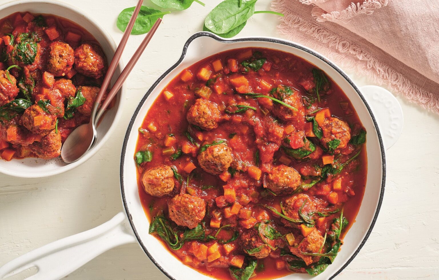 Saucy meatballs with garlic bread