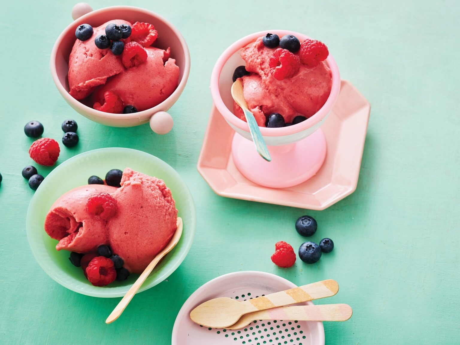 Berry and mango frozen yoghurt