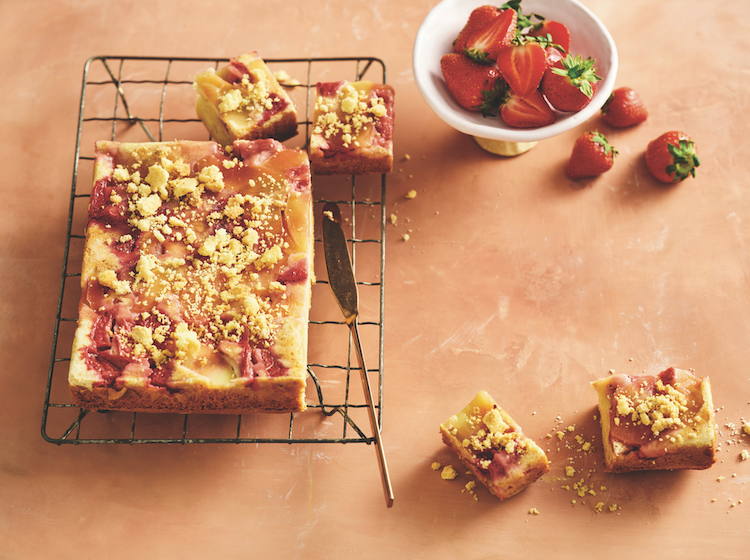 Apple and berry crumble cake Apple and berry crumble