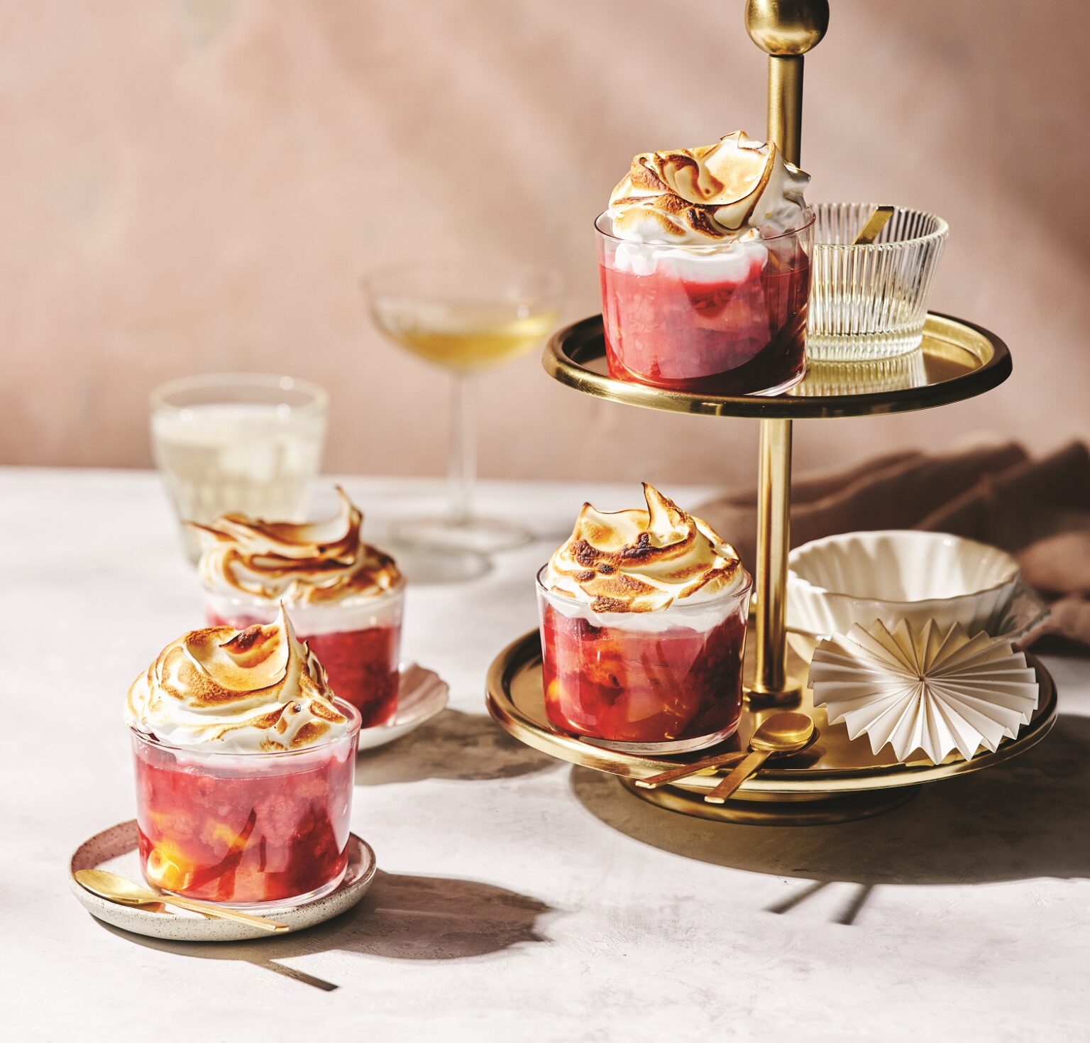 Peach and raspberry meringue pots