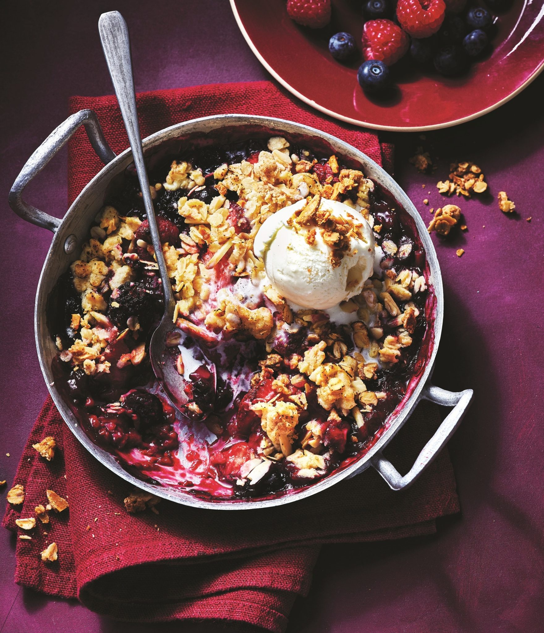 Single serve mixed berry oat crumble